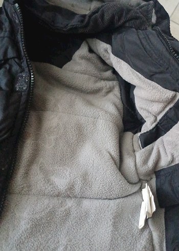 Erkek Çocuk Siyah Kapüşonlu Kemerli Mont - Görsel 3