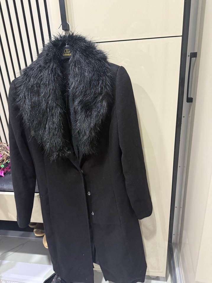 Siyah Uzun Kollu Kürklü Midi Kadın Kaban - Görsel 4