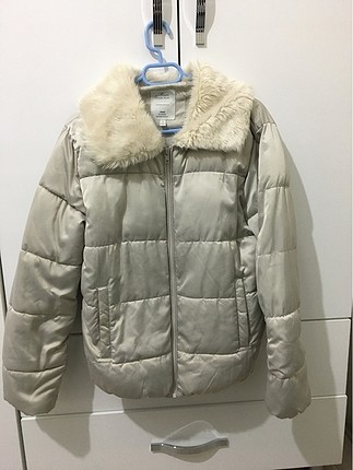 Açık gri kürklü şişme mont