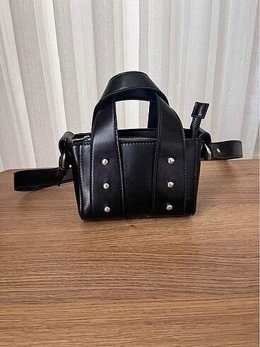 Zara siyah zımbalı çanta