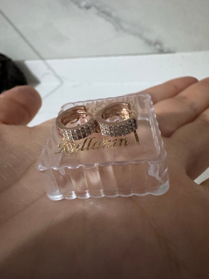 Bej Mini İşlemeli Sıralı Taşlı Küpe - Görsel 2