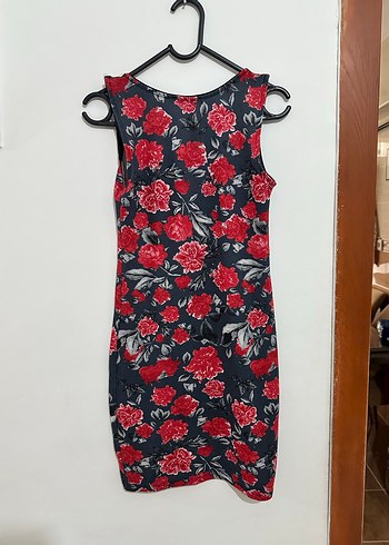 Kırmızı Çiçek Desenli Dantelli Midi Elbise - Görsel 3