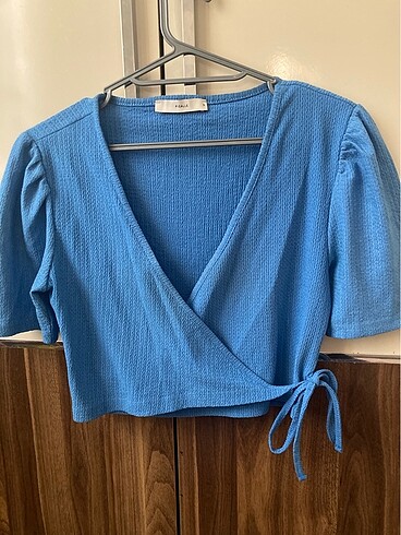 mavi dekolte crop