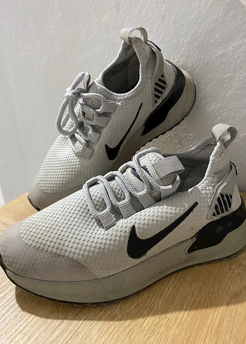 Nike Kadın Gri Spor Ayakkabı
