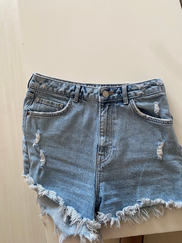 Düğmeli Bol Kesim Mavi Denim Mini Şort - Görsel 3
