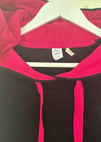 Koton Pembe Kapüşonlu Siyah Sweatshirt arzu sabanci koleksiyon