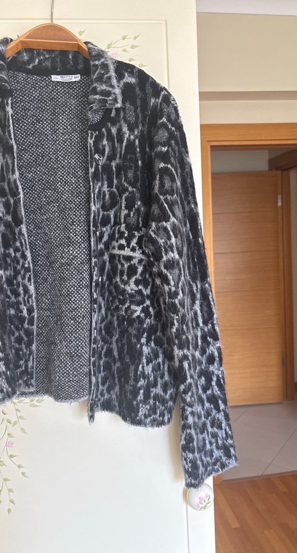 Kürk Detaylı Gri Leopar Desenli Kadın Hırka - Görsel 3