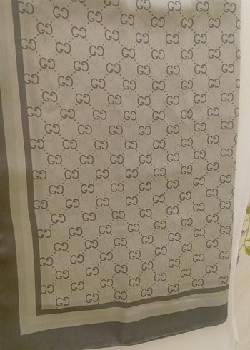 Gri Zincir Detaylı Sentetik Kumaş Şal