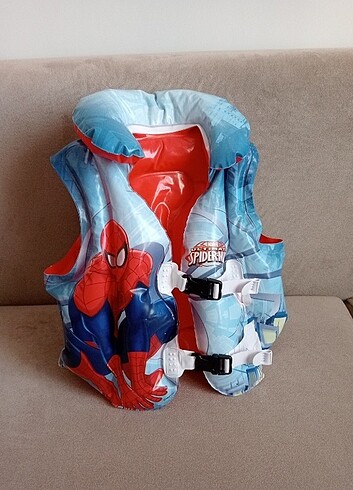 Diğer örümcek adam şişme can yeleği. 51*46 cm 5 yaş. sisirdik hava kaç