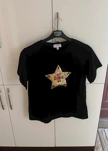 Siyah Deri T-shirt, Pullu Altın Yıldız Desenli