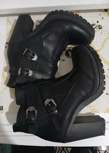 Siyah Tokalı Kadın Deri Topuklu Bot - Görsel 2