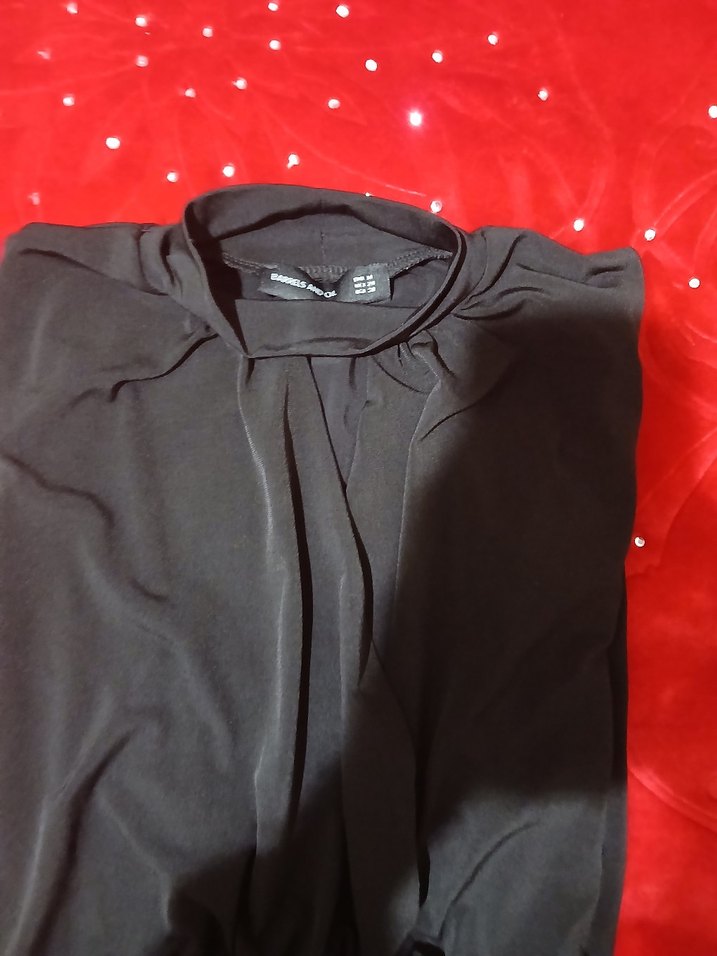 Yüksek Yakalı Siyah Drapeli Kadın Bluz - Görsel 2