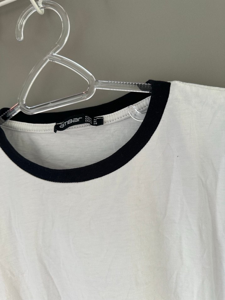 Siyah Yaka Detaylı Beyaz Kadın Tişört - Görsel 2