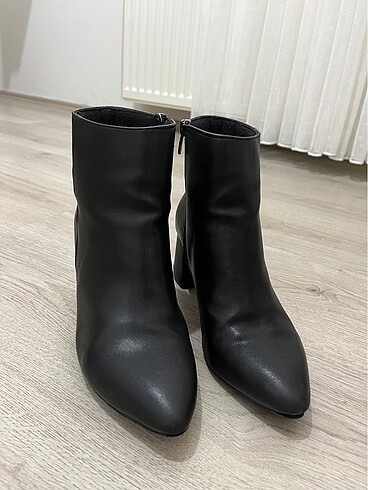 Flo Ayakkabı siyah kalın topuklu sivri uçlu bot