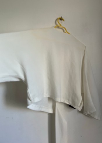 Diğer Ekru toka detaylı crop bluzu