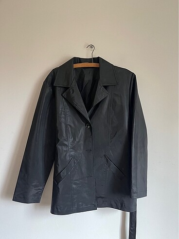 Deri görünümlü trenchcoat