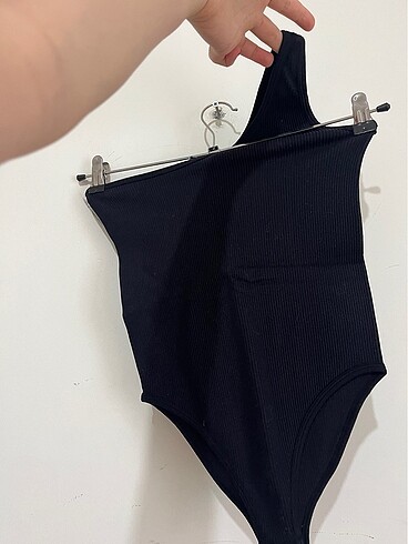 Tek omuz bodysuit