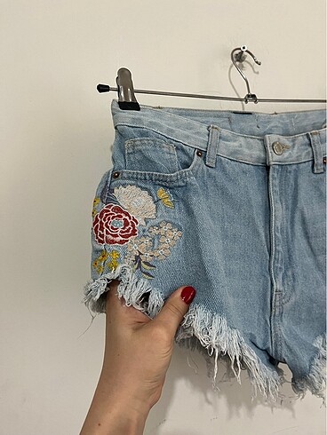 Pull and Bear İşlemeli mini şort