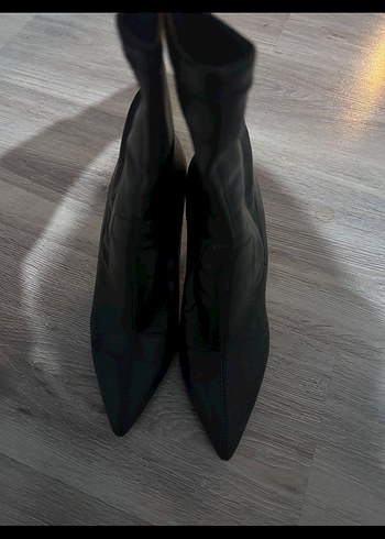 Bershka Parlak Siyah Kabartmalı Topuklu Bot - Görsel 5