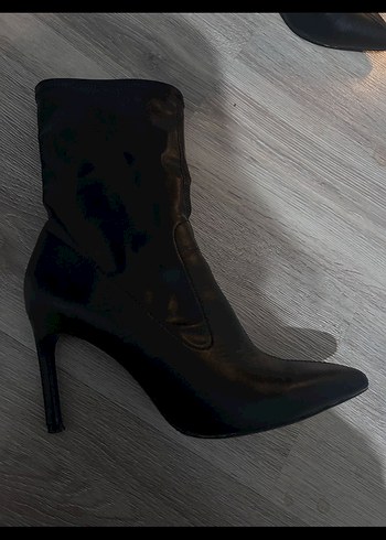 Bershka Parlak Siyah Kabartmalı Topuklu Bot - Görsel 6