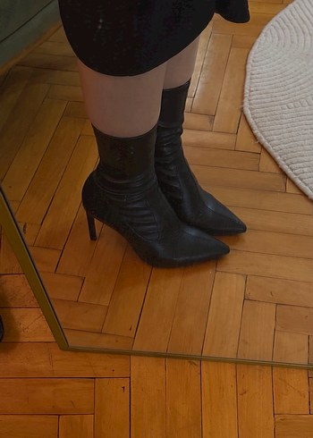 Bershka Parlak Siyah Kabartmalı Topuklu Bot - Görsel 4