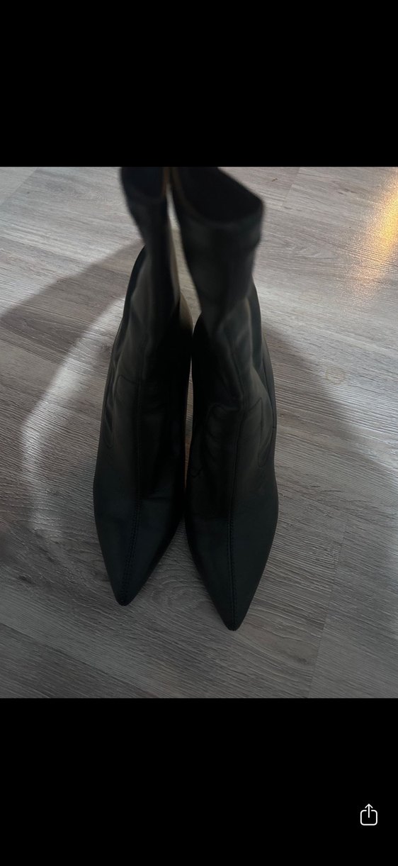 Bershka Parlak Siyah Kabartmalı Topuklu Bot - Görsel 5