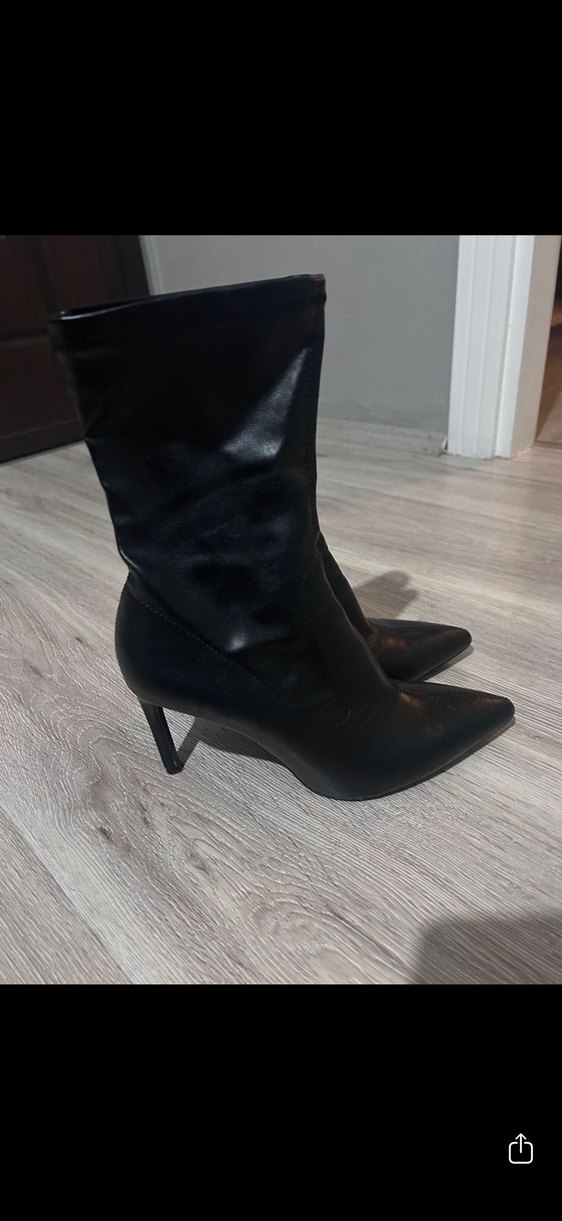 Bershka Parlak Siyah Kabartmalı Topuklu Bot - Görsel 2