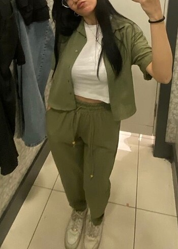 yesil gomlek pantolon takim