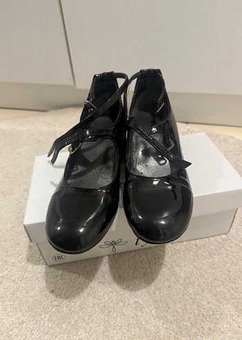 Siyah Rugan Topuklu Kemerli Klasik Ayakkabı - Görsel 9