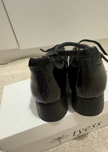 Siyah Rugan Topuklu Kemerli Klasik Ayakkabı - Görsel 3