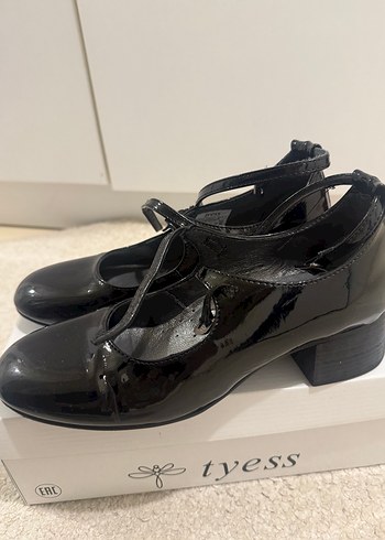 Siyah Rugan Topuklu Kemerli Klasik Ayakkabı - Görsel 2