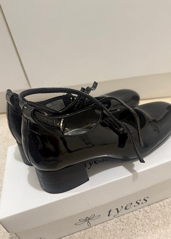 Siyah Rugan Topuklu Kemerli Klasik Ayakkabı - Görsel 4