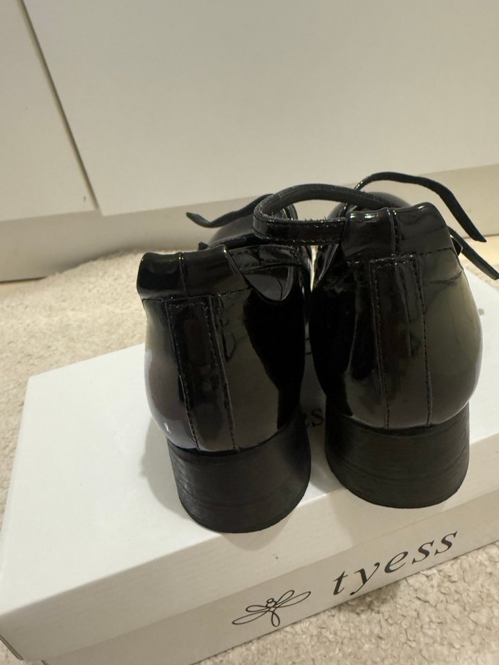 Siyah Rugan Topuklu Kemerli Klasik Ayakkabı - Görsel 3