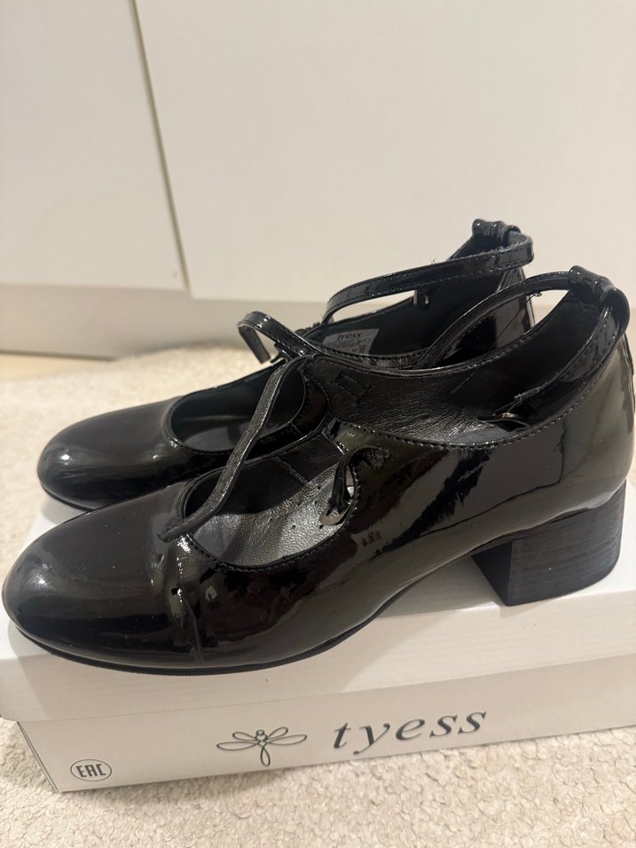 Siyah Rugan Topuklu Kemerli Klasik Ayakkabı - Görsel 2