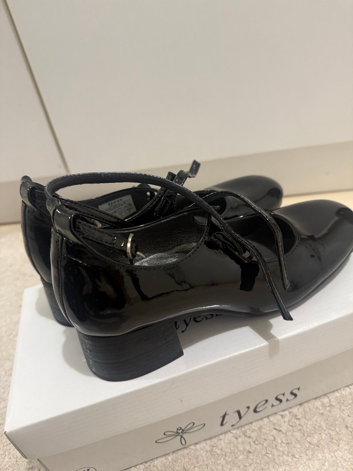 Siyah Rugan Topuklu Kemerli Klasik Ayakkabı - Görsel 4