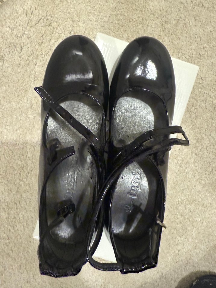 Siyah Rugan Topuklu Kemerli Klasik Ayakkabı - Görsel 5