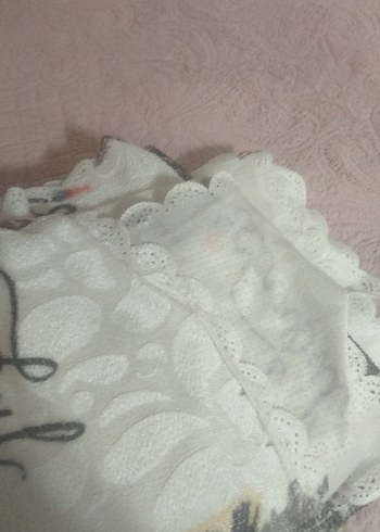 Baskılı Beyaz ve Gri Yatak Örtüsü - Görsel 5