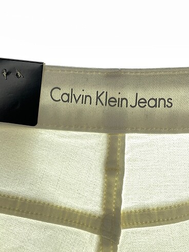 40 Beden beyaz Renk Calvin Klein Mini Şort %70 İndirimli.