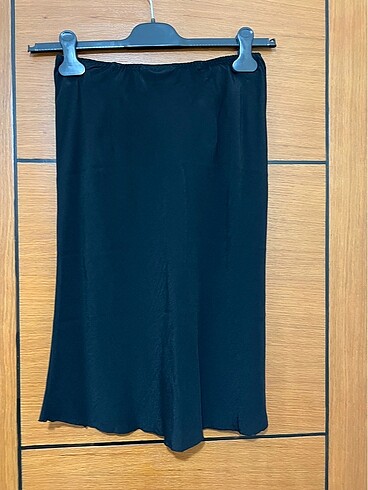 xs Beden Weekday XS etek. Sıfır üründür. Uzunluk 60 cm.