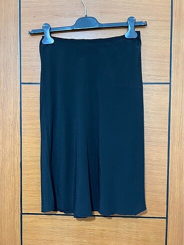 Weekday Weekday XS etek. Sıfır üründür. Uzunluk 60 cm.