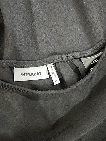 xs Beden siyah Renk Weekday XS etek. Sıfır üründür. Uzunluk 60 cm.