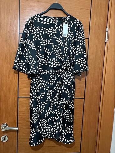 F&F 40 beden saten elbise. Etiketli üründür. Uzunluk 95 cm.