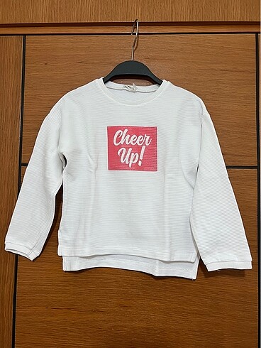 Koton 5-6 yaş ince sweatshirt. 1 kere giyilmiştir herhangi bir s