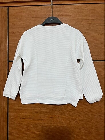 6 Yaş Beden Koton 5-6 yaş ince sweatshirt. 1 kere giyilmiştir herhangi bir s
