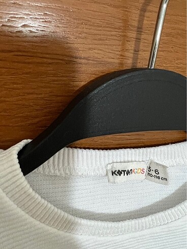 6 Yaş Beden beyaz Renk Koton 5-6 yaş ince sweatshirt. 1 kere giyilmiştir herhangi bir s