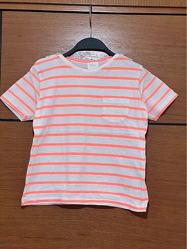 Zara 4-5 yaş tişört. 1-2 kere giyilmiştir. leke vb. yoktur.