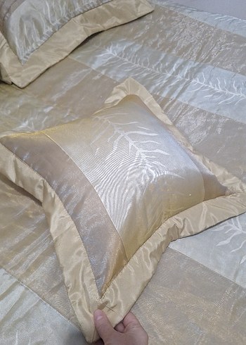 Bej İşlemeli Parlak Yatak Örtüsü - Görsel 3