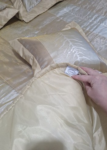 Bej İşlemeli Parlak Yatak Örtüsü - Görsel 4