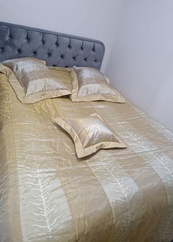 Bej İşlemeli Parlak Yatak Örtüsü - Görsel 2