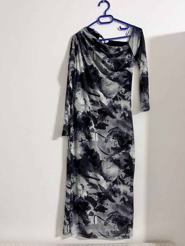 Gri Batik Desenli Uzun Drapeli Kadın Elbise - Görsel 2